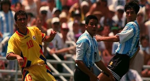 نوستالجيا .. رومانيا هاجي الذهبية تقدم عرضاً للتاريخ لتقصي الأرجنتين في غياب الأسطورة